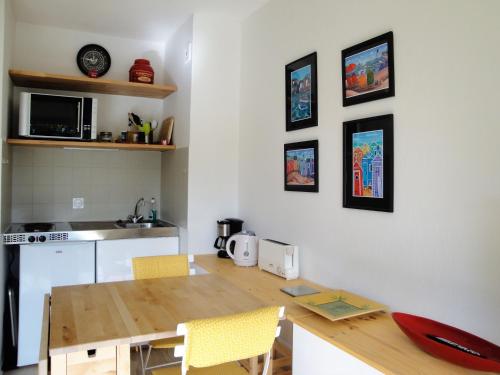 Il comprend une cuisine avec une table en bois et un comptoir. dans l'établissement Résidence Arguin 2, à Arcachon