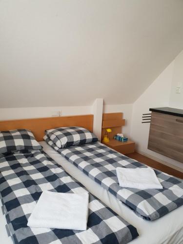 duas camas sentadas uma ao lado da outra num quarto em Bed and Breakfast Den Bosch em Den Bosch