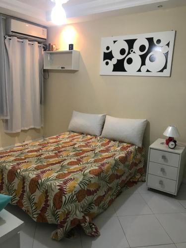 1 dormitorio con 1 cama y 1 mesa con lámpara en Apart KING BARRA, en Salvador