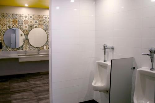 Ένα μπάνιο στο M Montreal Hostel