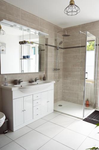 une salle de bain avec une douche, un lavabo et un miroir dans l'établissement Domaine de Chantegros, à Eyzerac