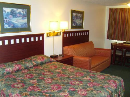 una stanza d'albergo con un letto e una sedia di Shanico Inn a Lebanon