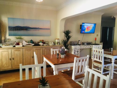 TV a/nebo společenská místnost v ubytování PepperTree Guest House Paulshof Jhb Sandton Solar&Borehole