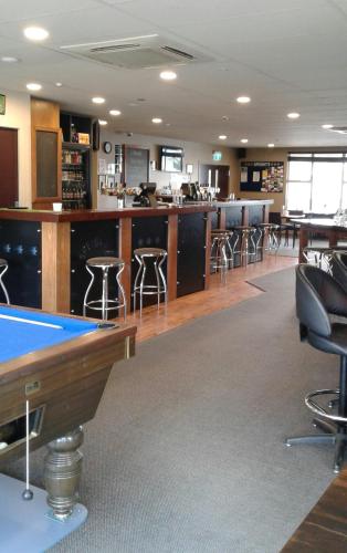 OwakaにあるCatlins Innのバースツール付き図書室のビリヤード台