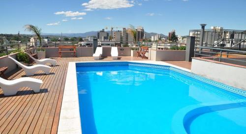 una piscina en la azotea de un edificio en MIralejos II en Villa Carlos Paz