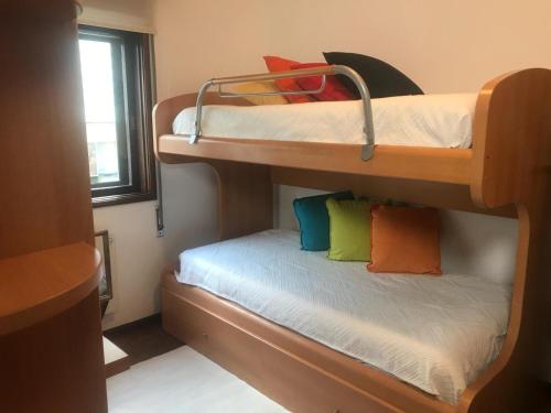 Двухъярусная кровать или двухъярусные кровати в номере Casa da 25