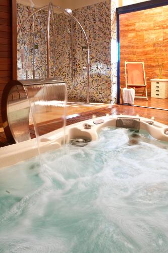 ポルト・デ・ラ・セルバにあるHotel Spa Cap de Creusの部屋にある噴水付きの温水浴槽