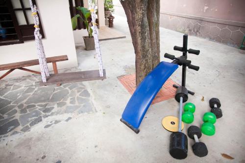 um parque infantil com um baloiço e brinquedos no chão em Homestay MINH TÚ em Hue