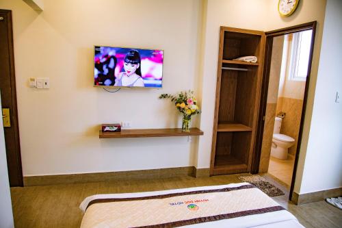 Televisyen dan/atau pusat hiburan di Huynh Duc 2 Hotel