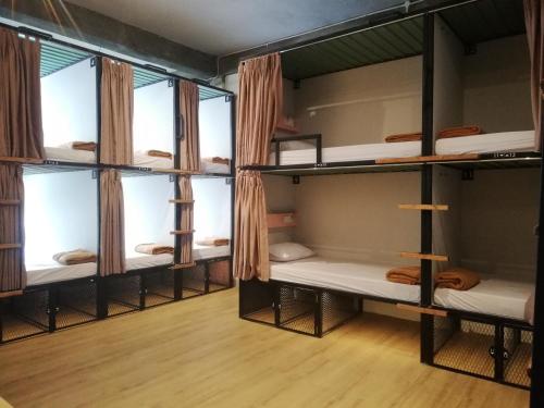 Zimmer mit mehreren Etagenbetten in einem Gebäude in der Unterkunft PINX'S HOSTEL in Jakarta