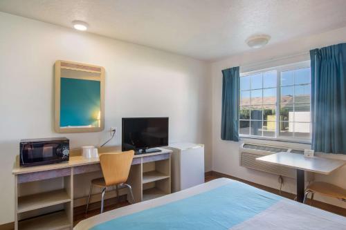 Televisyen dan/atau pusat hiburan di Motel 6-The Dalles, OR