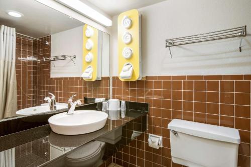 y baño con lavabo, aseo y espejo. en Motel 6-New Stanton, PA en New Stanton
