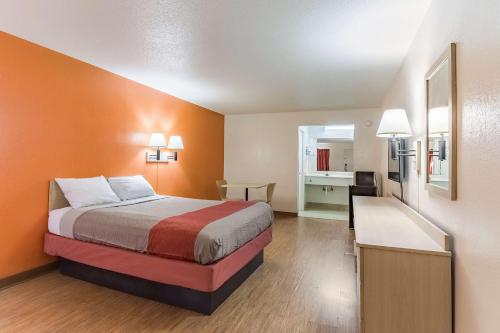 Кровать или кровати в номере Motel 6-Raleigh, NC - Cary