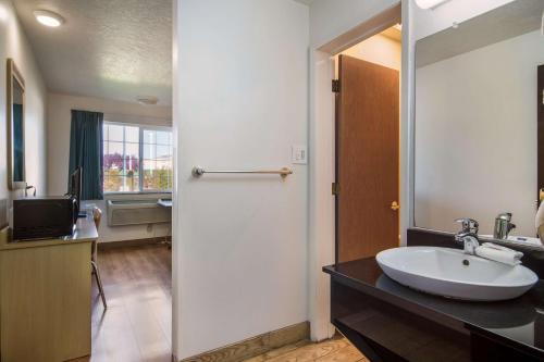 Bilik mandi di Motel 6-The Dalles, OR