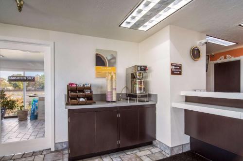 Dapur atau dapur kecil di Motel 6-The Dalles, OR
