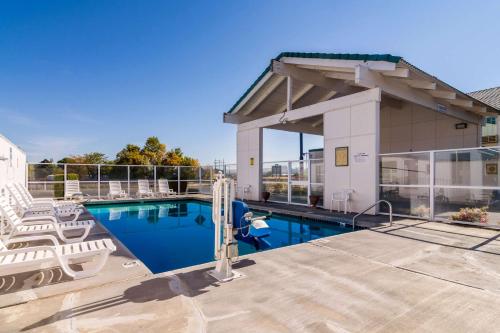 Kolam renang di atau dekat dengan Motel 6-The Dalles, OR