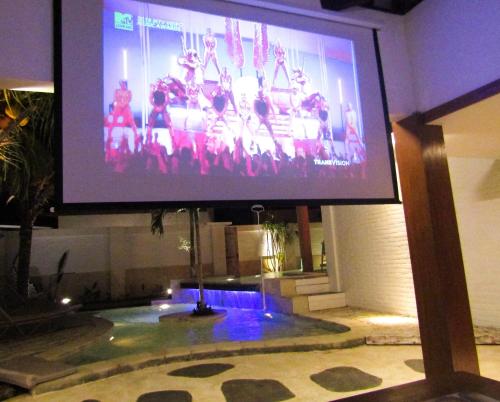 TV a/nebo společenská místnost v ubytování The White Key Luxury Villas