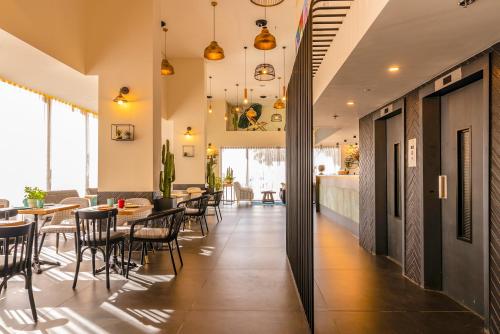 un restaurant avec des tables et des chaises ainsi qu'un bar dans l'établissement Roxon Sea Sand Bat Yam, à Bat Yam