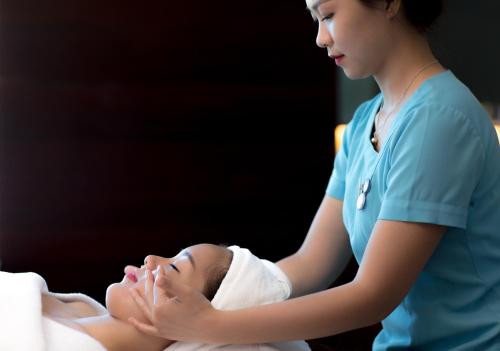 une femme donne un massage à une femme dans l'établissement Hotel Novotel Nha Trang, à Nha Trang