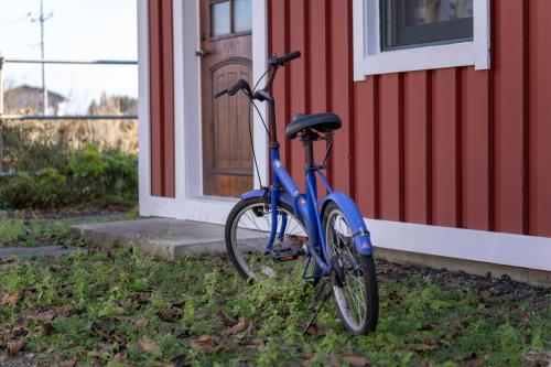 Vožnja biciklom pokraj objekta Nikko Sweden Village ili u blizini