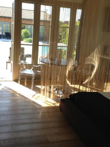 a room with chairs and a table and windows at Joia Hotel & Luxury Apartments RTA in Brusaporto