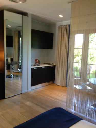 a living room with a large mirror in a room at Joia Hotel & Luxury Apartments RTA in Brusaporto