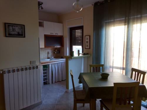 een keuken en eetkamer met een tafel en stoelen bij Appartamento Salvatore in Campagnano di Roma