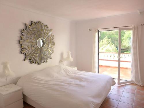 セス・パイセスにあるLavish Mansion Only 20 minutes from Ibiza Townのベッドルーム1室(ベッド1台、壁掛け鏡付)