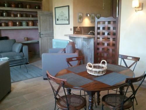 une salle à manger avec une table et un panier dans l'établissement La Cafourche, à Beynac-et-Cazenac