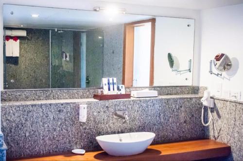 bagno con lavandino e specchio di Le Pondy a Pondicherry