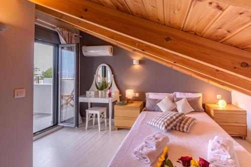 カト・ダラトソにあるAlisahni Villa & Suiteの木製の天井のベッドルーム1室(大型ベッド1台付)