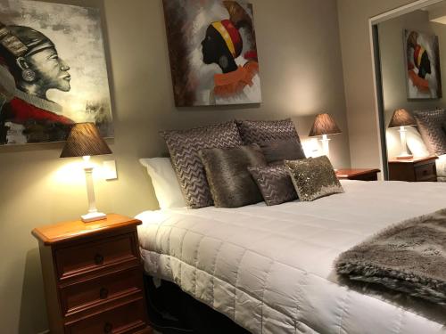 Picton Waterfront Oxley's Luxury Apartment tesisinde bir odada yatak veya yataklar