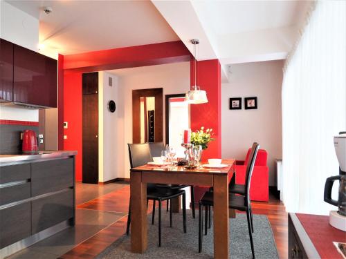 a kitchen and dining room with a table and chairs at VIP Apartamenty Stara Polana 2 in Zakopane