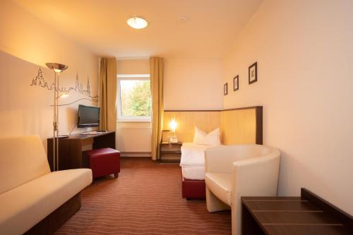 Кровать или кровати в номере Bergwirtschaft Wilder Mann Hotel und Restaurant