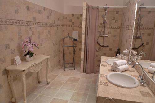 Ένα μπάνιο στο Hôtel l'Orangeraie