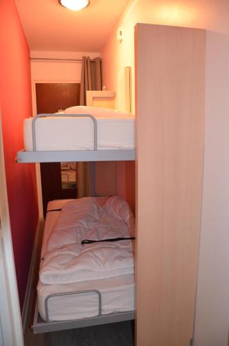 a small room with two bunk beds in it at C208 Studio Cabine avec Terrasse proche Plage in Arcachon