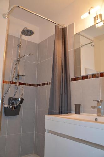 a bathroom with a shower and a sink at C208 Studio Cabine avec Terrasse proche Plage in Arcachon