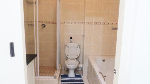un baño con inodoro y bañera en Balooga No. 22, en Margate