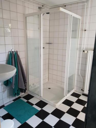 SchagerbrugにあるBuurtskap 't Buurtjeのバスルーム(ガラスドア付きのシャワー付)