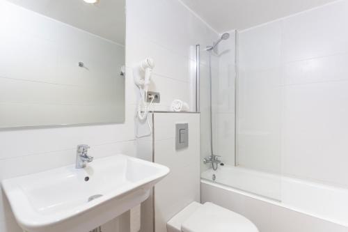 カン・ピカフォルトにあるAfricamarの白いバスルーム(洗面台、トイレ付)
