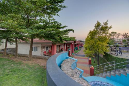 einen Spielplatz mit Rutsche in einem Park in der Unterkunft Woodstock Resorts in Madikeri