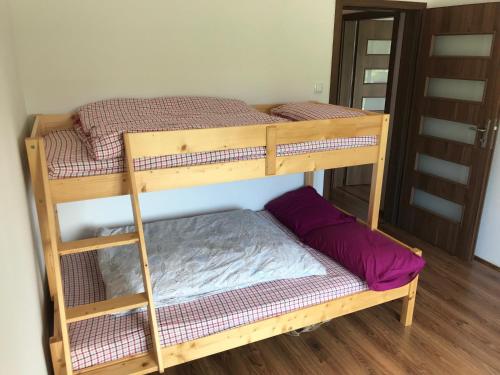 コウォブジェクにあるOsiedle Pogodneの二段ベッド2組が備わる客室です。
