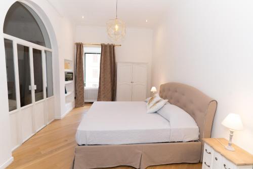 ein weißes Schlafzimmer mit einem Bett und einem Fenster in der Unterkunft Luxury Laura Vatican Apartment ROMA CENTRO in Rom