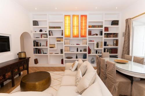 ein Wohnzimmer mit einem Sofa und einem Tisch in der Unterkunft Luxury Laura Vatican Apartment ROMA CENTRO in Rom