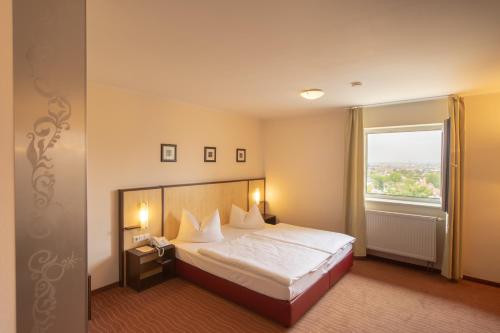Кровать или кровати в номере Bergwirtschaft Wilder Mann Hotel und Restaurant