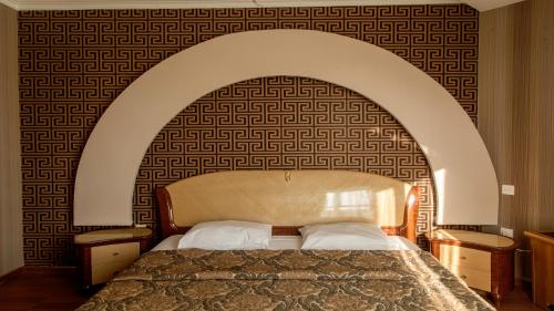 sypialnia z dużym łóżkiem z łukiem powyżej w obiekcie AF HOTEL AQUAPARK w mieście Novxanı