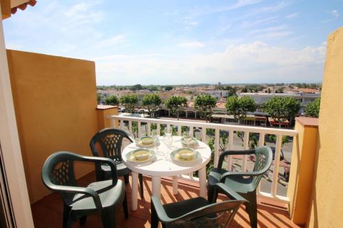 エンプリアブラバにあるBasic Comfort Apartment Gran Reserva 0078の景色を望むバルコニー(テーブル、椅子付)