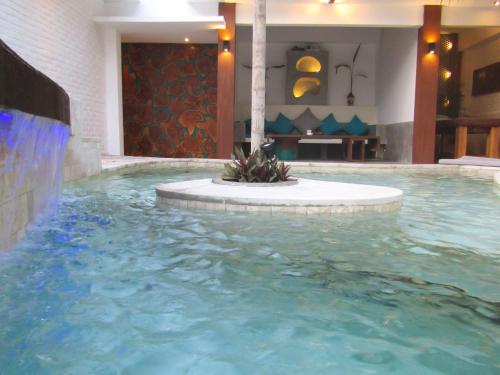 Bazén v ubytování The White Key Luxury Villas nebo v jeho okolí