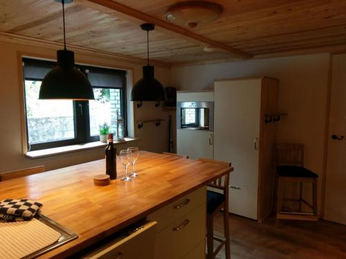 een keuken met een houten aanrecht met 2 wijnglazen bij Apartment Mühlenberg in Winterberg