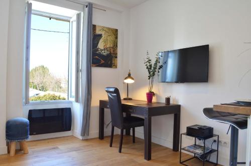 Cette petite chambre dispose d'un bureau et d'une fenêtre. dans l'établissement Studio Biarritz - rénové et moderne - au calme - centre ville - tout à pied, à Biarritz